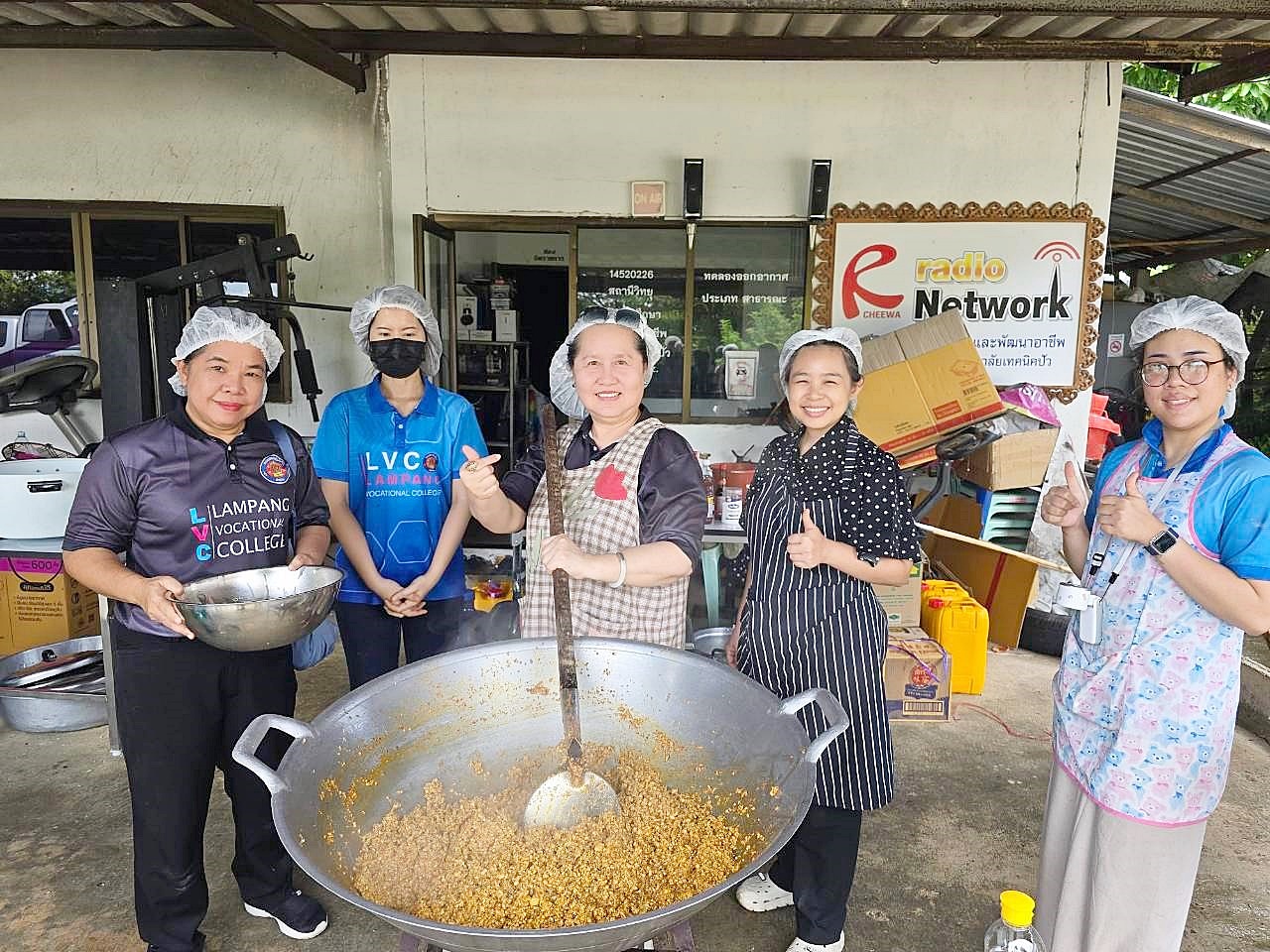 วิทยาลัยอาชีวศึกษาลำปางผนึกกำลังทีมอาชีวะอาสา จัดตั้ง “ครัวอาชีวะ” ประกอบอาหารปรุงสุกแจกจ่ายให้กับประชาชนที่ประสบอุทกภัย จังหวัดน่าน [ข่าว #2]
