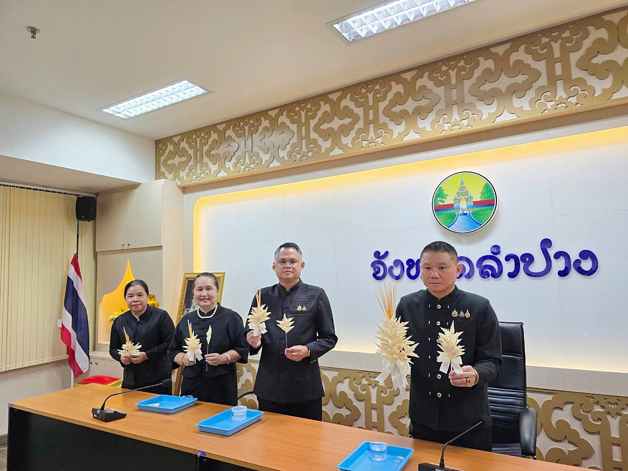 วิทยาลัยอาชีวศึกษาลำปาง ถ่ายทอดความรู้สาธิตการประดิษฐ์ดอกไม้จันทน์ เพื่อน้อมรำลึกในพระมหากรุณาธิคุณ สมเด็จพระนางเจ้าสิริกิติ์ พระบรมราชินีนาถ เนื่องในวันสวรรคต 24 ตุลาคม 2568