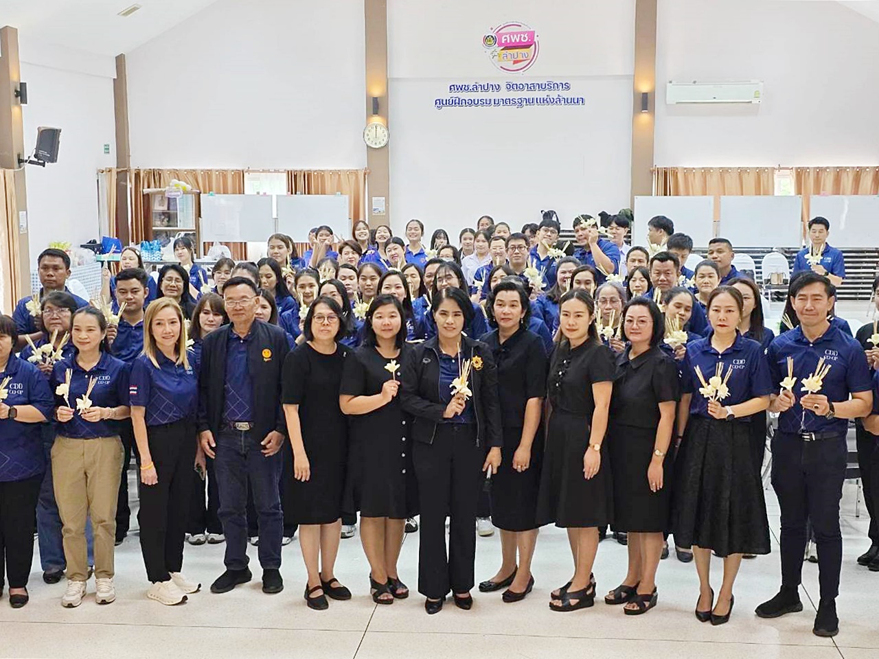 วิทยาลัยอาชีวศึกษาลำปาง สืบสานงานศิลป์ไทย สาธิตการประดิษฐ์ดอกไม้จันทน์ เพื่อน้อมรำลึกในพระมหากรุณาธิคุณ สมเด็จพระนางเจ้าสิริกิติ์ พระบรมราชินีนาถ พระบรมราชชนนีพันปีหลวง เนื่องในวันสวรรคต 24 ตุลาคม 2568