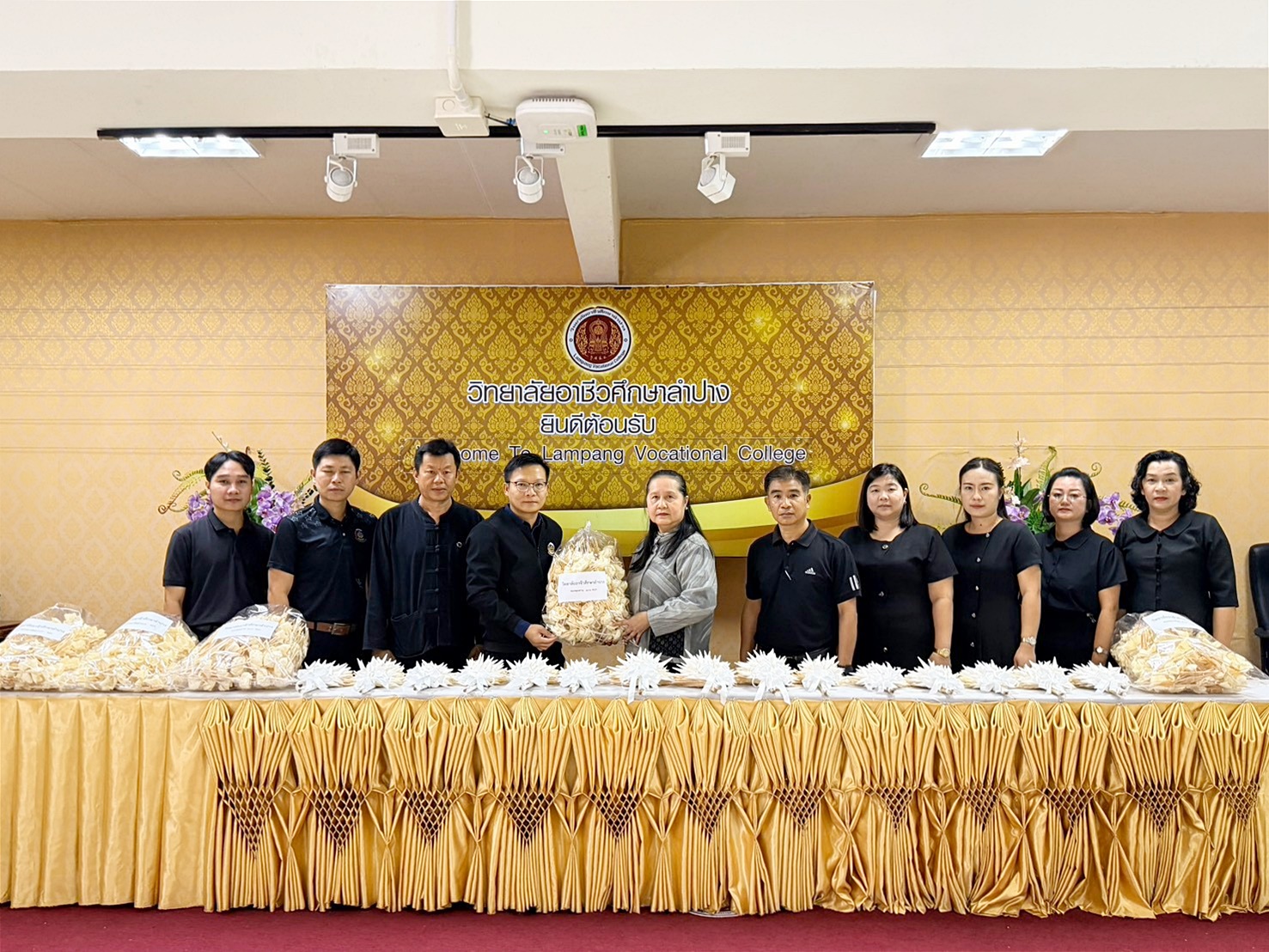 วิทยาลัยอาชีวศึกษาลำปาง ประดิษฐ์ดอกไม้จันทน์ตามแบบพระราชทาน พร้อมดอกไม้จันทน์ประจำจังหวัดลำปาง มอบ สพจ.ลำปาง สำหรับใช้ในพิธีถวายดอกไม้จันทน์ งานพระราชพิธีถวายพระเพลิงพระบรมศพสมเด็จพระนางเจ้าสิริกิติ์ พระบรมราชินีนาถ พระบรมราชชนนีพันปีหลวง